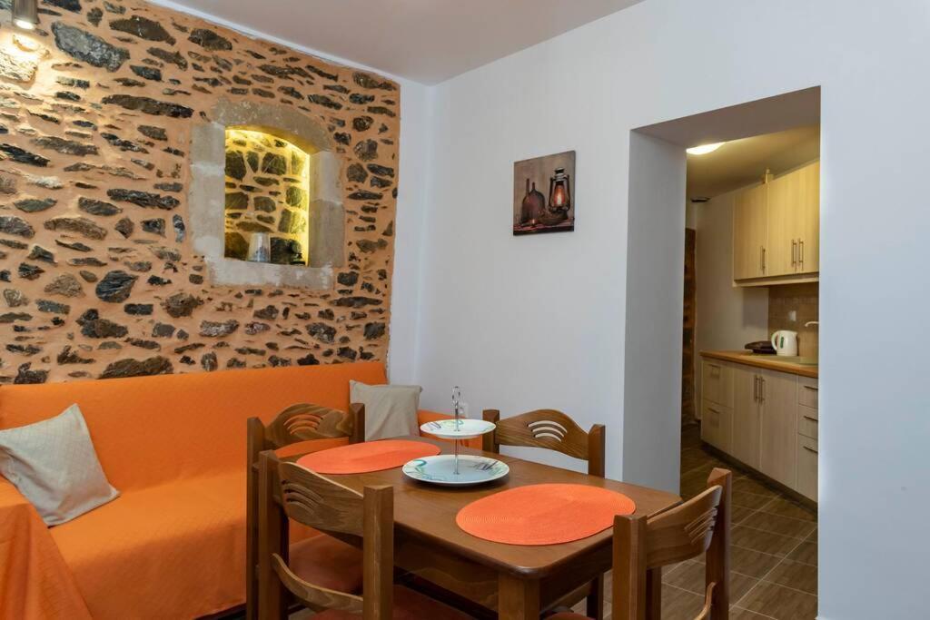Paraspori Traditional Home With View Bagian luar foto
