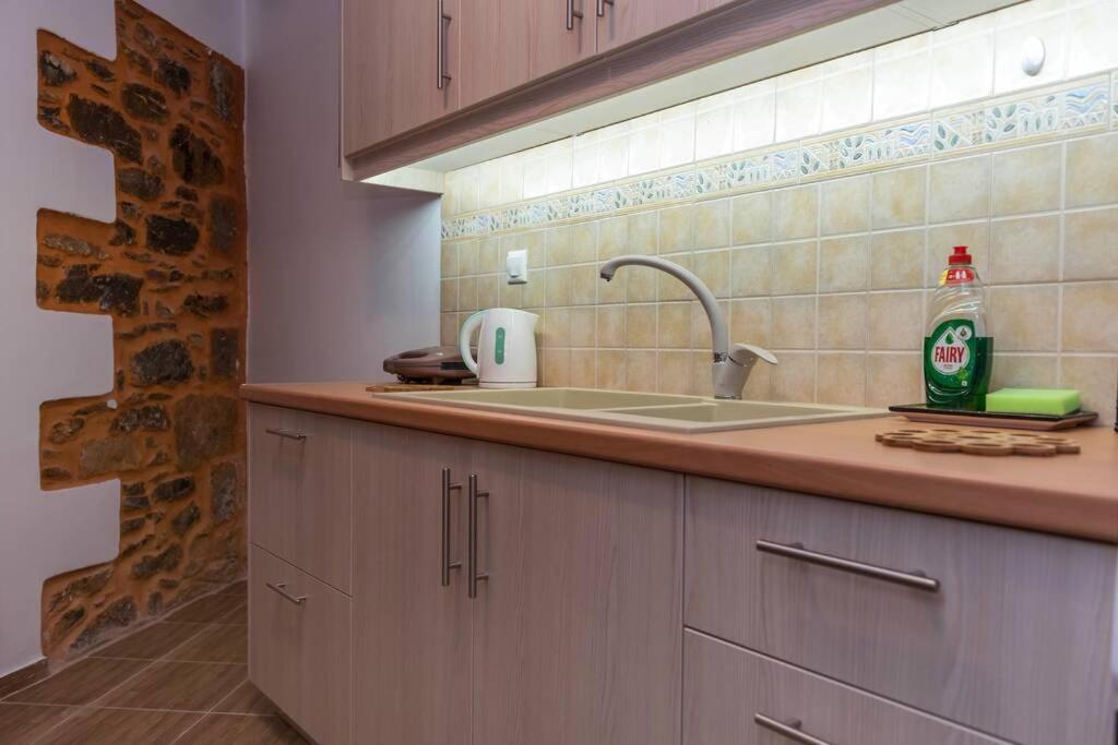 Paraspori Traditional Home With View Bagian luar foto